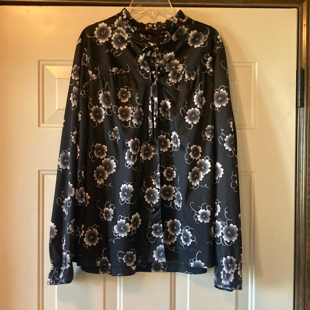 Med/Large Vintage Countess Black Blouse with Gray & White Flowers, Ruffle Neck